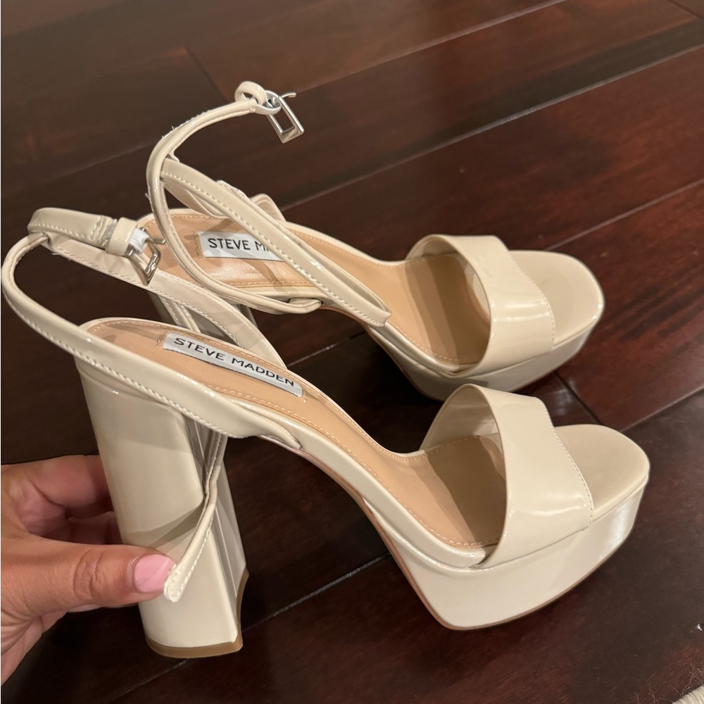 NEW Steve Madden Cream Chunky Heel Sandals